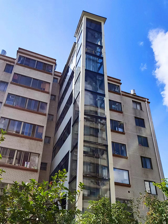 西山區金碧街道巡津新村社區老舊小區改造安裝的電梯。西山區融媒體中心供圖