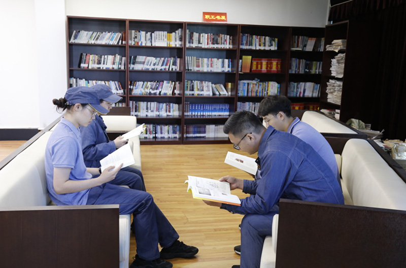 職工正在閱讀圖書。方睿攝