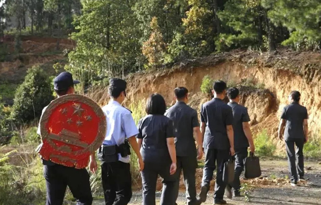 楚雄市西鸡口法庭把司法便利送到群众身边。