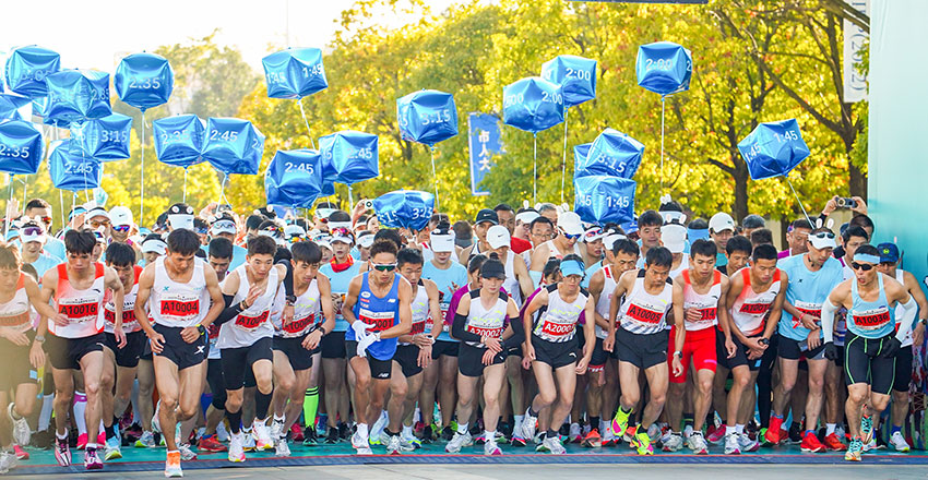 2022昆明高原半程馬拉鬆鳴槍起跑。組委會供圖