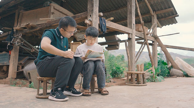 党员教孩子阅读。
