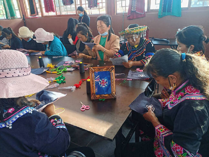学员们正在学习刺绣。镇沅县融媒体中心供图