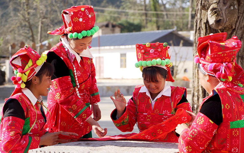 西北勒乡彝族妇女在绣花。蒙自市融媒体中心供图