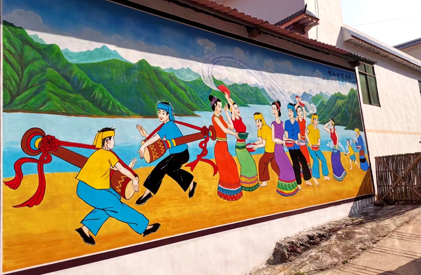 村内的彩绘墙。刘子华摄