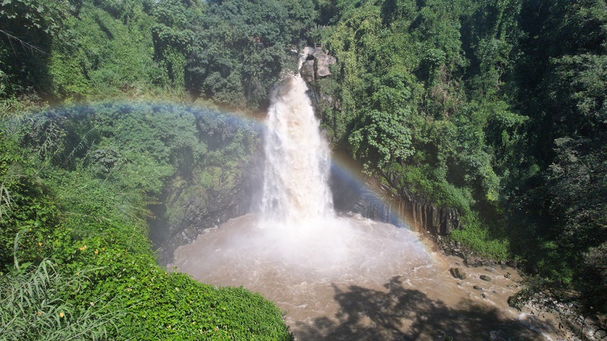 彩虹下的叠水河瀑布  高云杰摄