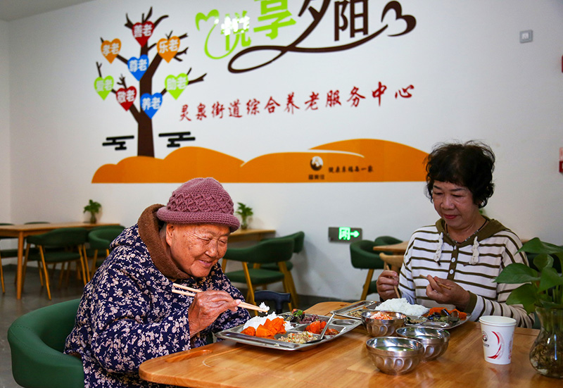 95岁的孙丽英与保姆成了老年幸福食堂的常客。曹蔓夫摄