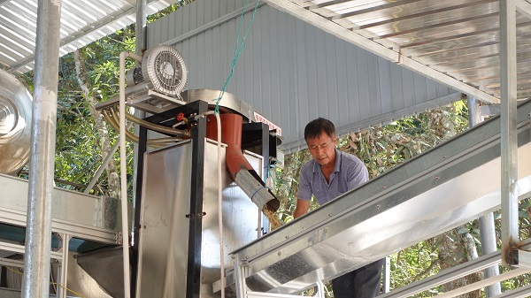 工作人员正用新的清洗设备清洗咖啡。镇沅县融媒体中心供图