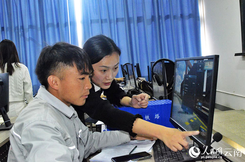 昆明铁路职业技术学院老挝籍学生学习专业课。人民网 刘怡摄