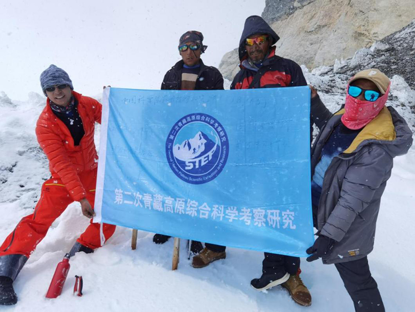 2种质库科研人员在珠峰高海拔地区。中国科学院昆明植物研究所供图