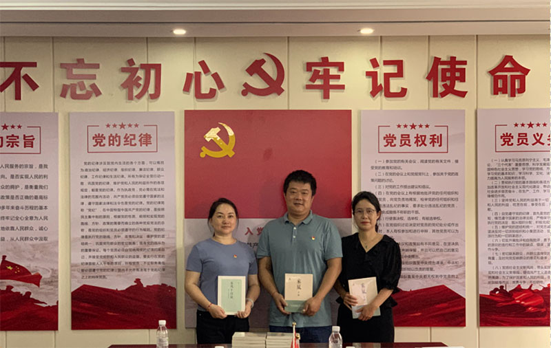 组织开展“家风促廉”主题活动并向家属赠送书籍。许悦摄