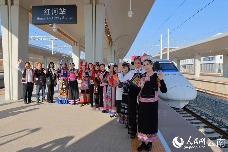 旅客在红河站合影。陈畅摄