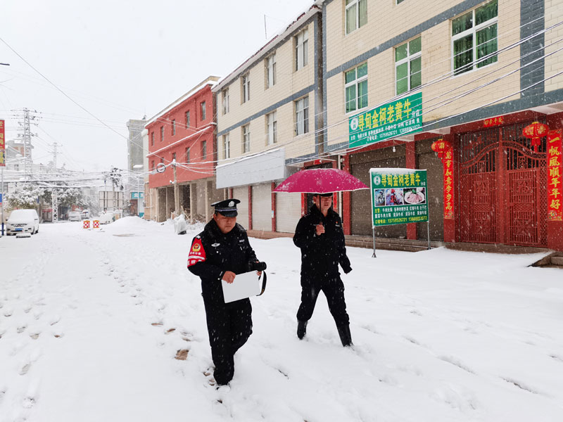 民警上門為群眾辦理身份証。昆明市公安局供圖
