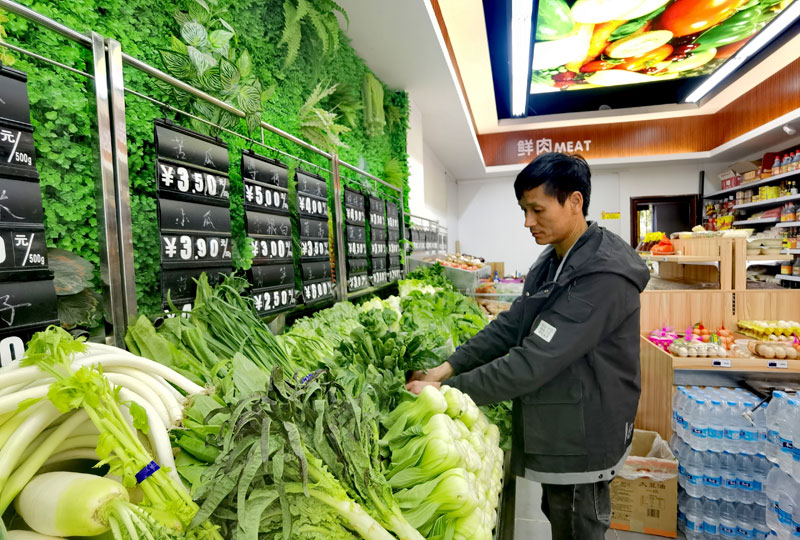 李世雄在小店里开辟的生鲜区域。杨芮摄
