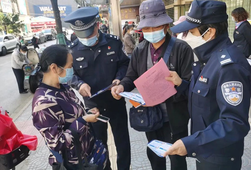开展“问计于民”大走访、普及反诈防骗知识。昆明市公安局五华分局供图