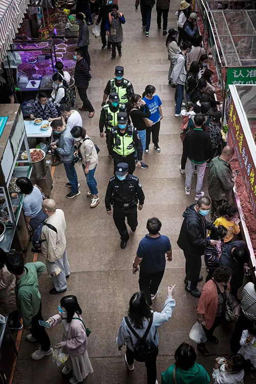 开展“问计于民”大走访、普及反诈防骗知识。昆明市公安局五华分局供图