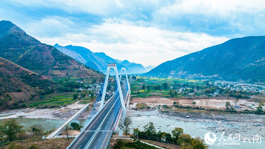 怒江大桥，保泸高速延伸向远方，大峡谷天堑变通途。人民网记者 程浩摄
