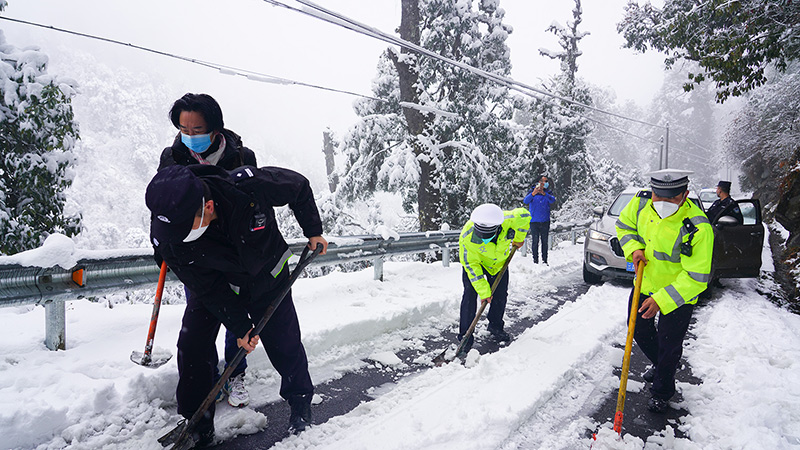 民警在清理积雪。独龙江边境派出所供图