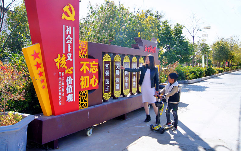 群众在广场上学习社会主义核心价值观。祥云县民族团结进步创建办供图