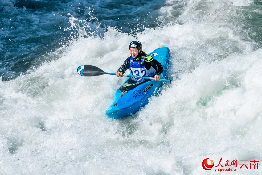 皮划艇选手新年勇战怒江险滩老虎跳。刘旭凯摄
