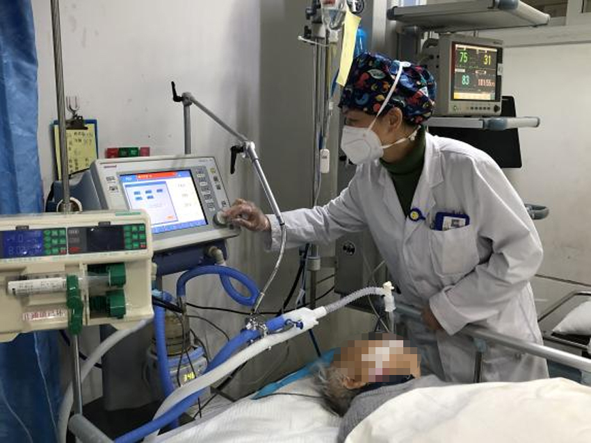 1云南大学附属医院急诊抢救室内，医生正在救治急危重症患者。云南大学附属医院供图