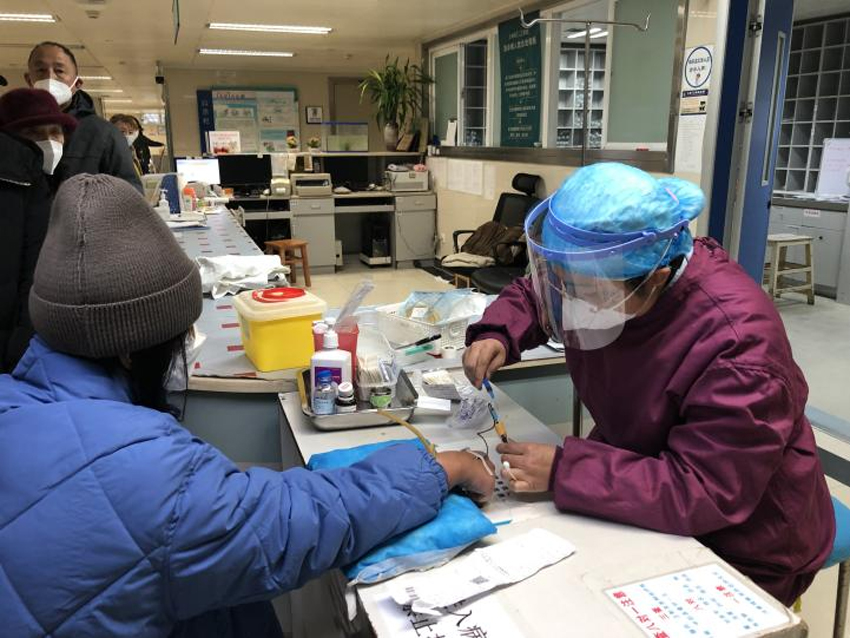 急症护士正在为患者采血。云南大学附属医院供图