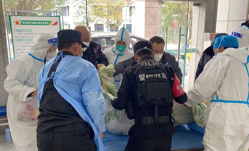民警配合醫護人員及時將患病老人送進急救室進行醫治。昆明市公安局西山分局供圖