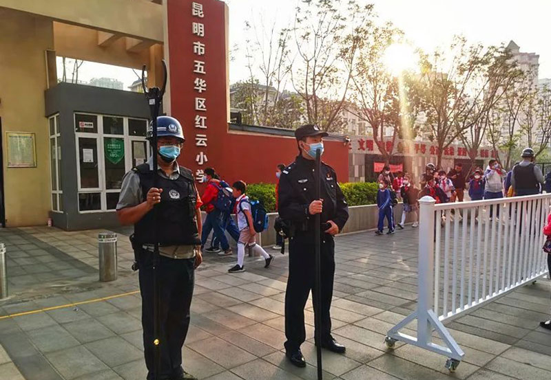 “护学岗”保护着师生安全。昆明市公安局五华分局供图