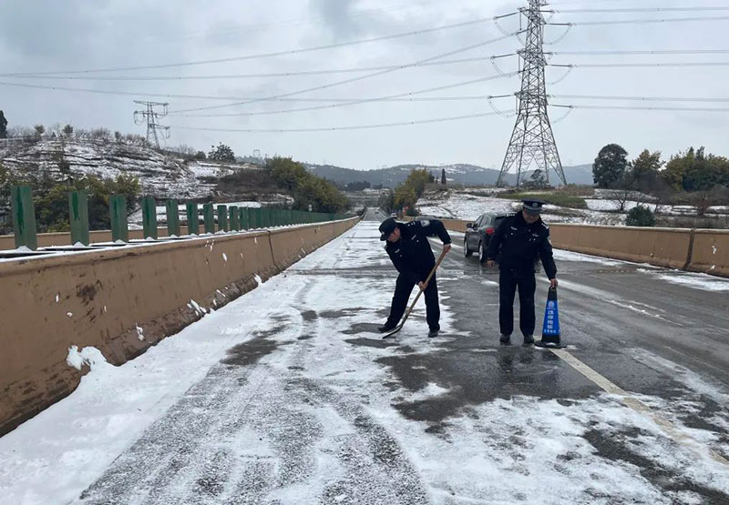 民警和辅警在清扫路面积雪。昆明市公安局五华分局供图