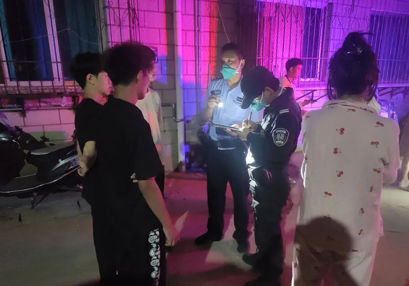 民警经现场勘查火灾事故。昆明市公安局五华分局供图