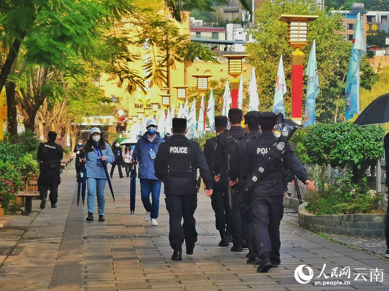 【2】在“阔时”文化节各类活动现场，随处可见民警巡逻。人民网 刘怡摄