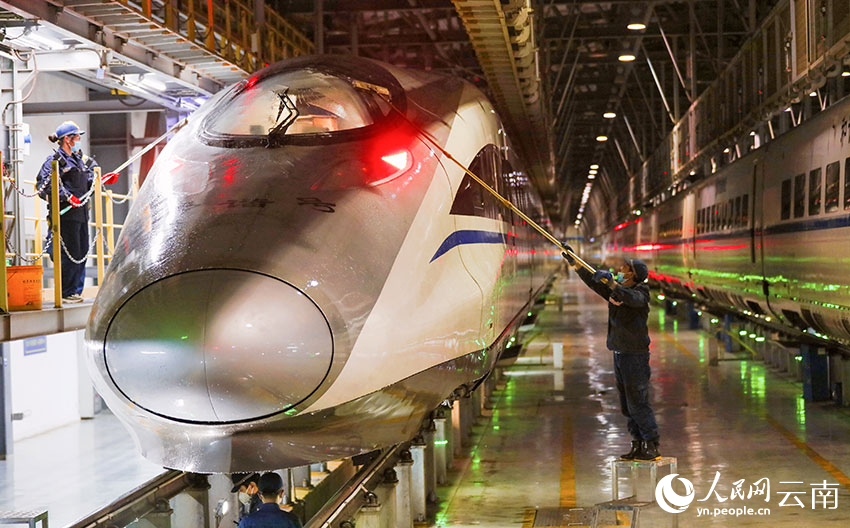 工作人員對列車進行檢修養護。楊紫軒攝