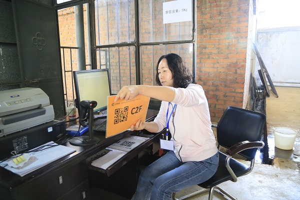 2022年，红河州烟草专卖局全面推行二维码扫码收购，提高收购效率，缩短村民交售时间。邓楚瑜摄
