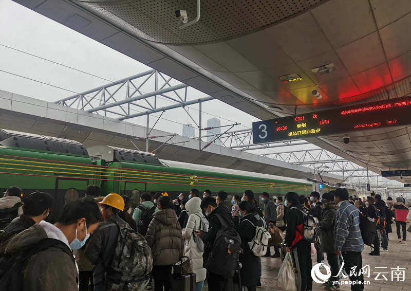 2023年春运首日的昆明站，旅客正在站台等候上车。人民网曾智慧摄