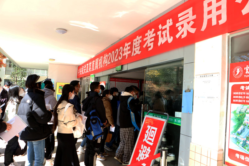 云南昆明，考生排队进入考场。 张正举摄