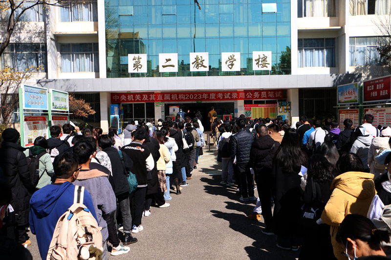 云南昆明，考生排队进入考场。 张正举摄
