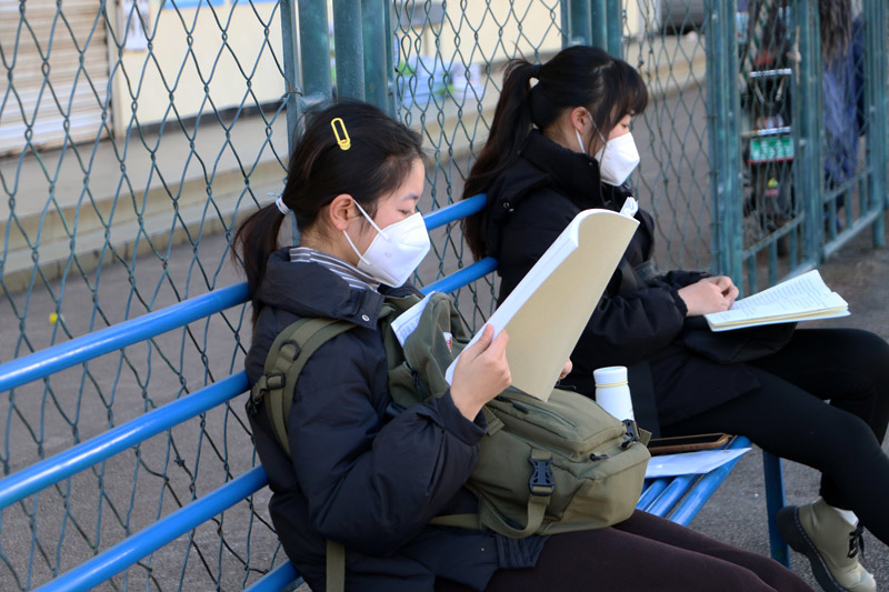 云南昆明，考生在等待进入考场前复习。 张正举摄