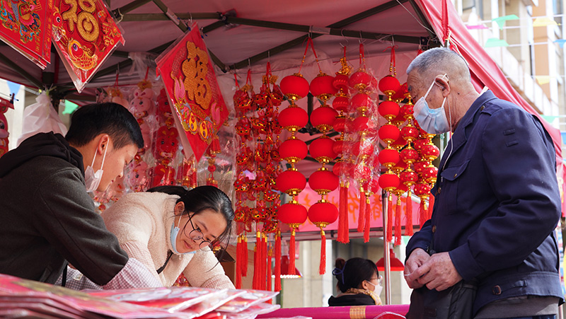 市场外围年货街市民挑选春联。郭武辉摄
