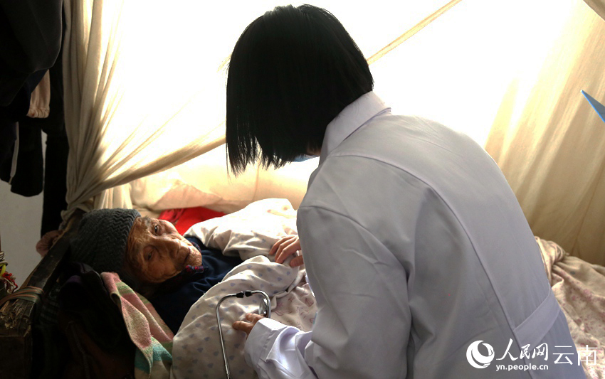 母亲身体不舒服，家庭医生上门服务。人民网记者 程浩摄（摄于2020年4月）