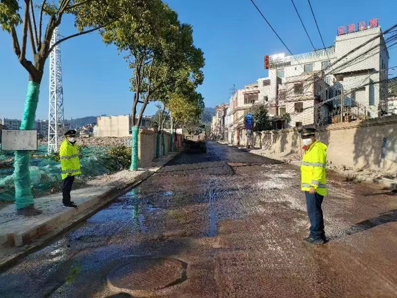 公路巡查。西山区融媒体中心供图