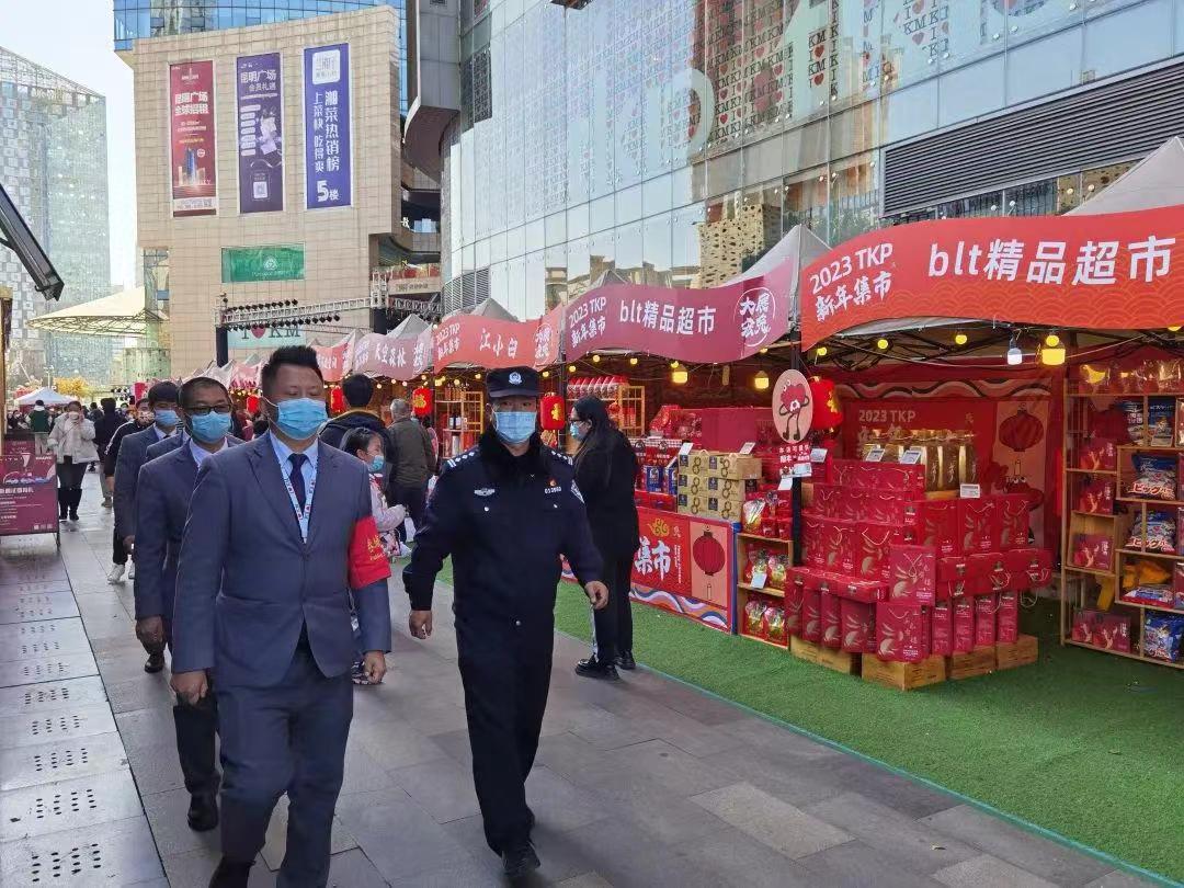 民警和志願者聯合巡邏。昆明市公安局供圖