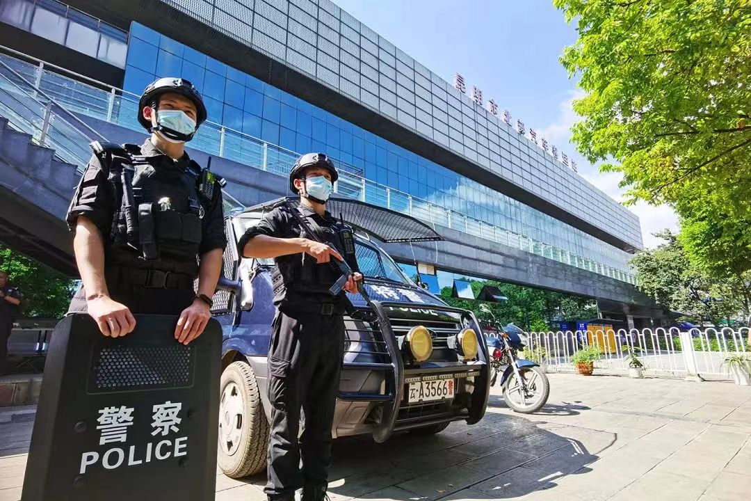 民警在北部客運站值守。昆明市公安局供圖