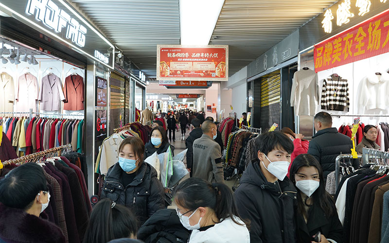 市民忙着采购年货。官渡区融媒体中心供图