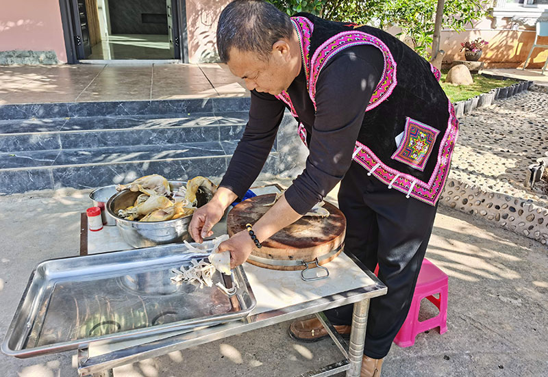 云南蒙自 ：壮家土八碗  传承食文化