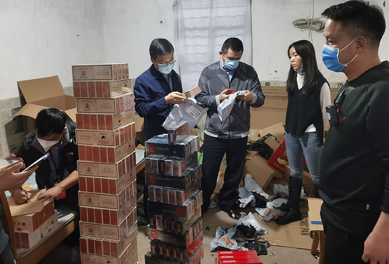 联合公安部门在勐腊县某物流仓库查获违法卷烟现场