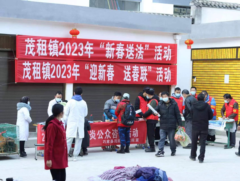【圖1】昭通巧家的茂租鎮在年貨集市上為群眾送“法治禮包”。-王春攝