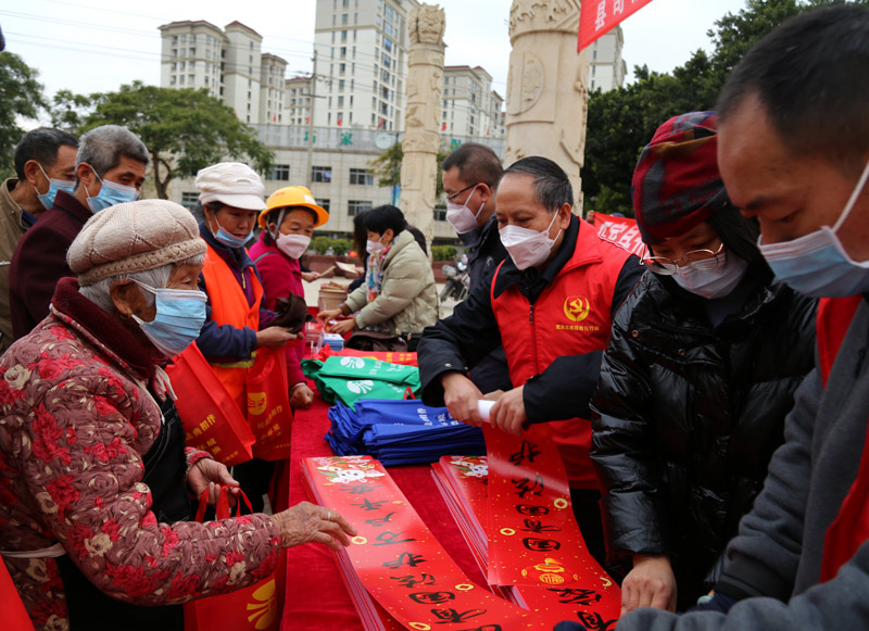 【圖2】昭通巧家的新春“法治禮包”受到市民喜愛。-昭通市委政法委供圖