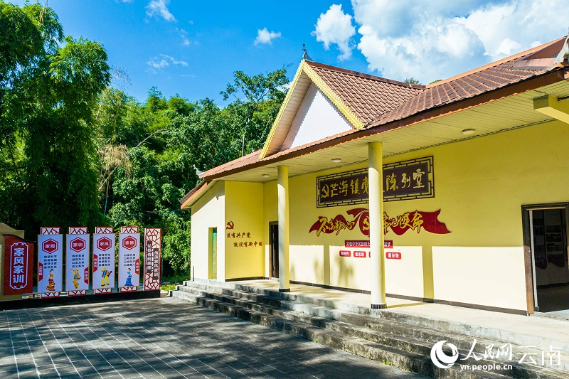 图三 在赖南村赖南一组村头，建起了党务陈列室等公共活动场所。（人民网 刘怡摄）
