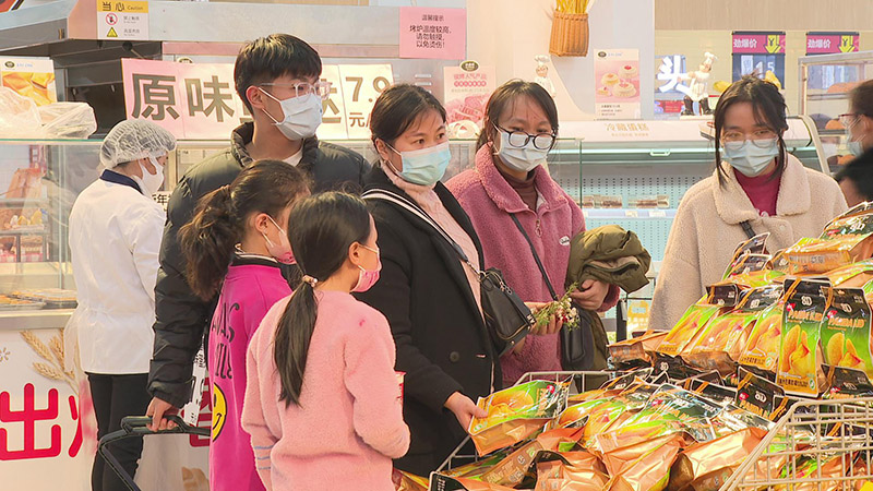 市民正在选购年货。吴菁菁摄