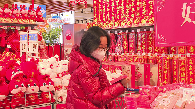 市民正在选购春节饰品。吴菁菁摄