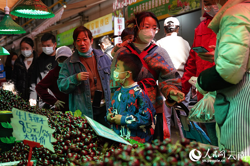 云南昆明“网红”菜市场里的新春烟火气。 人民网 蔡树菁摄